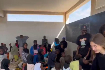 Cristina y Nicolás junto a los niños del orfanato Daraay Serigne Saliou en Senegal, llevando apoyo y cariño a quienes más lo necesitan