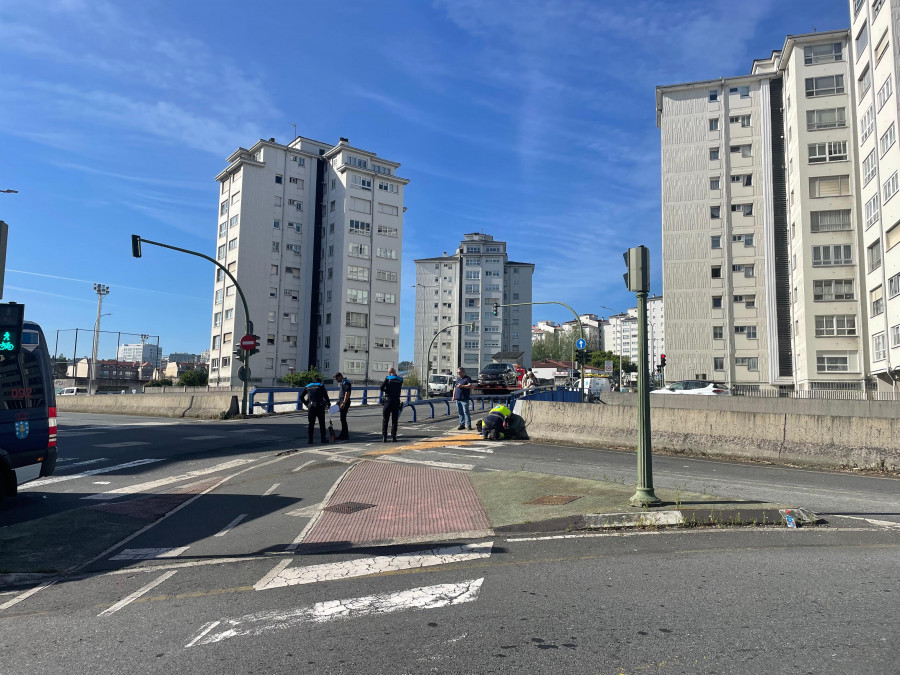 Accidente con heridos y un semáforo derribado en A Coruña