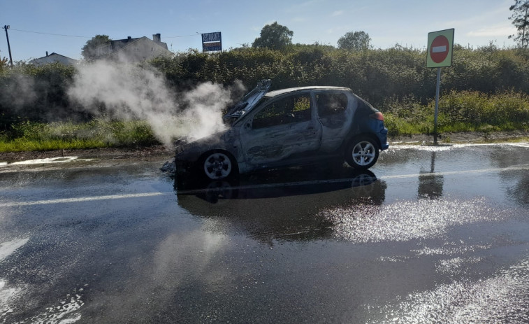 Arde un coche en la A6 a su paso por Aranga