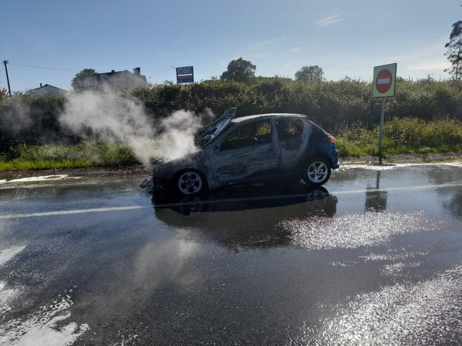 Arde un coche en la A6 a su paso por Aranga