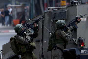 NABLUS (-), 27/05/2025.- Israeli soldiers deployed during an army operation in the West Bank city of Nablus, 27 May 2025. At least one Palestinian was killed while some 30 others were wounded during c