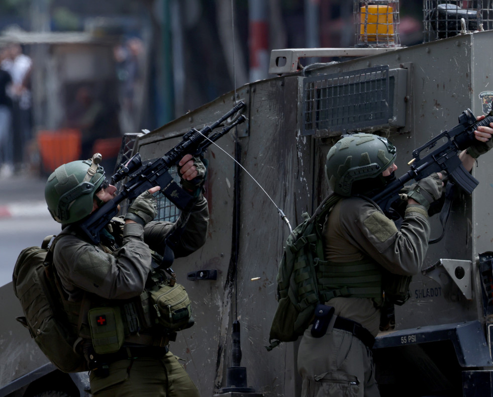 NABLUS (-), 27/05/2025.- Israeli soldiers deployed during an army operation in the West Bank city of Nablus, 27 May 2025. At least one Palestinian was killed while some 30 others were wounded during c