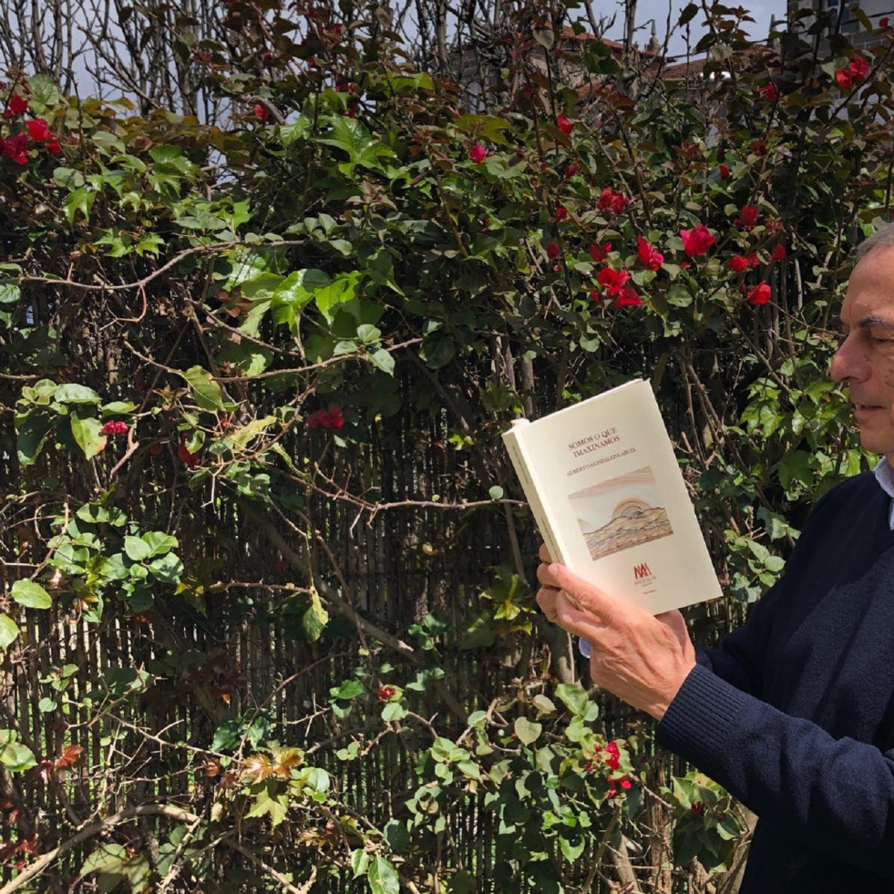 Alberto González-Garcés | “O pasado está modificado, o presente escápase das mans e o futuro é o que imaxinamos”
