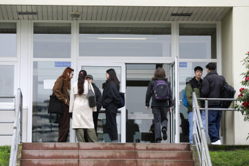 Estudiantes entrando en su facultad, en el campus de Elviña  patricia g. fraga