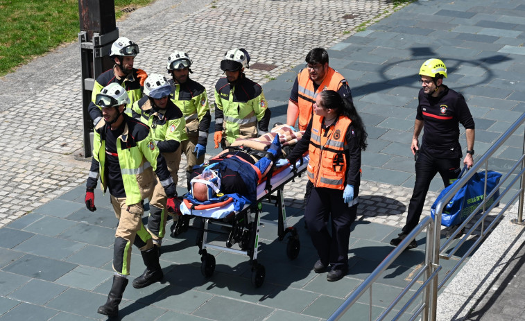 Dos septuagenarios resultan heridos en A Coruña tras caer a una zanja