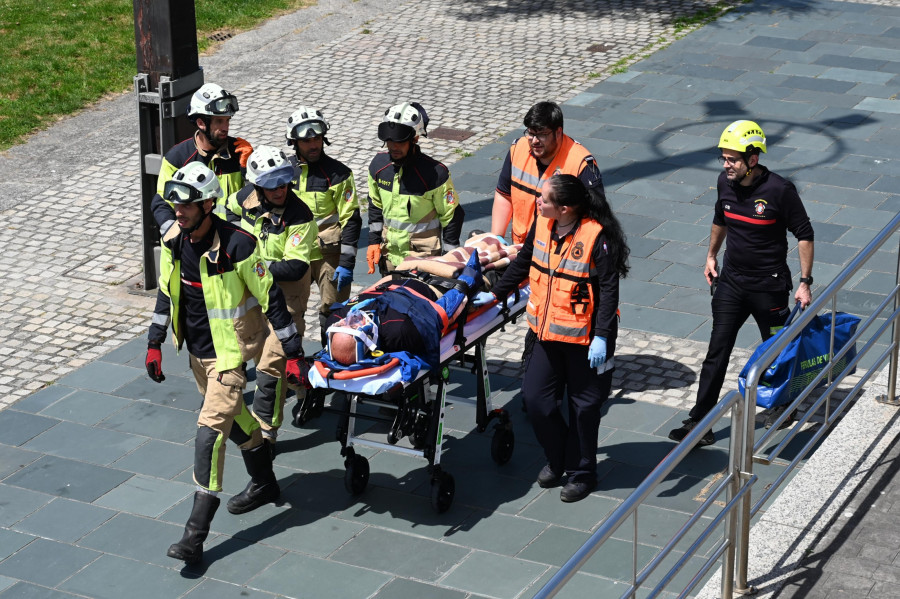 Dos septuagenarios resultan heridos en A Coruña tras caer a una zanja