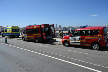 Bomberos realizando un simulacro en las rocas al pie del Paseo Marítimo (52)