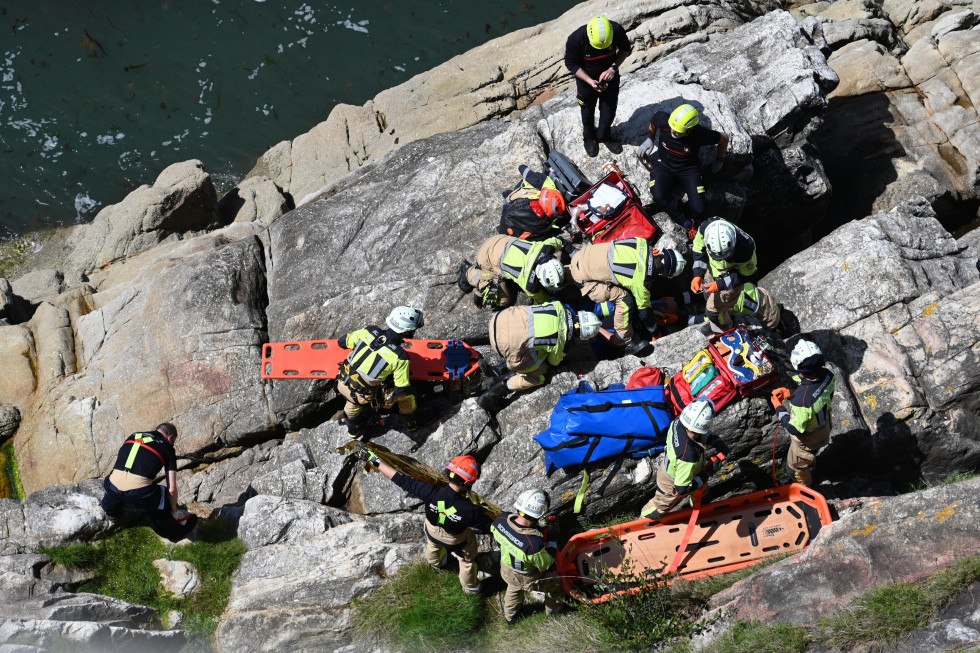 Bomberos realizando un simulacro en las rocas al pie del Paseo Marítimo (54)