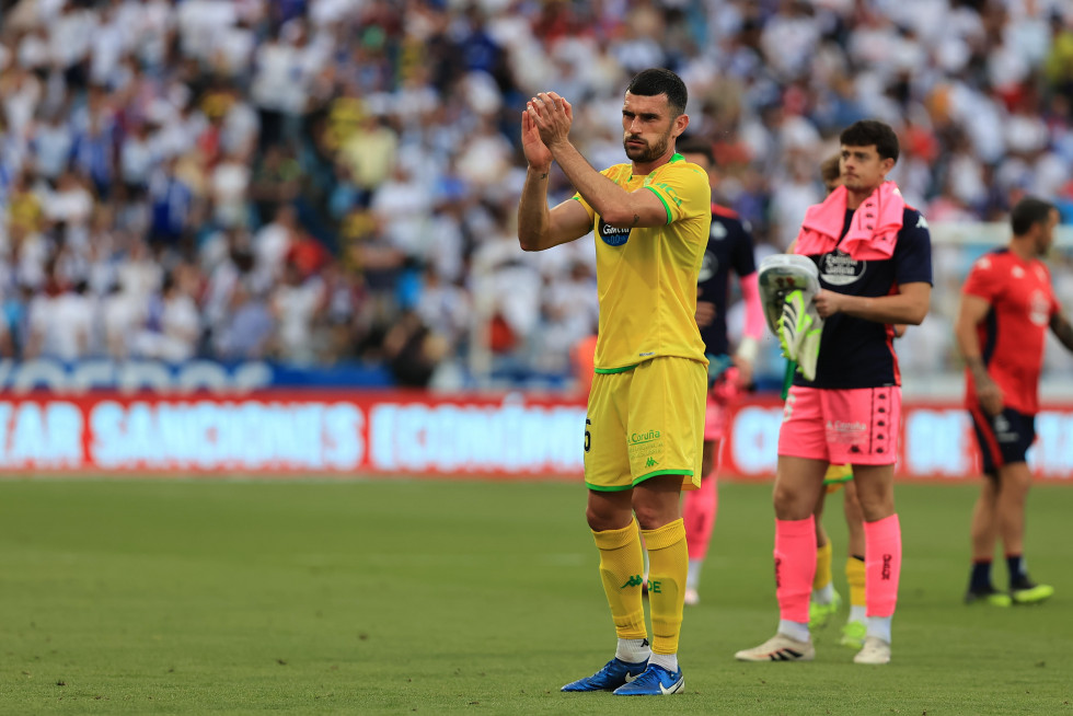 Pablo Vázquez, saludando a la afición en La Romareda   fernando fernández