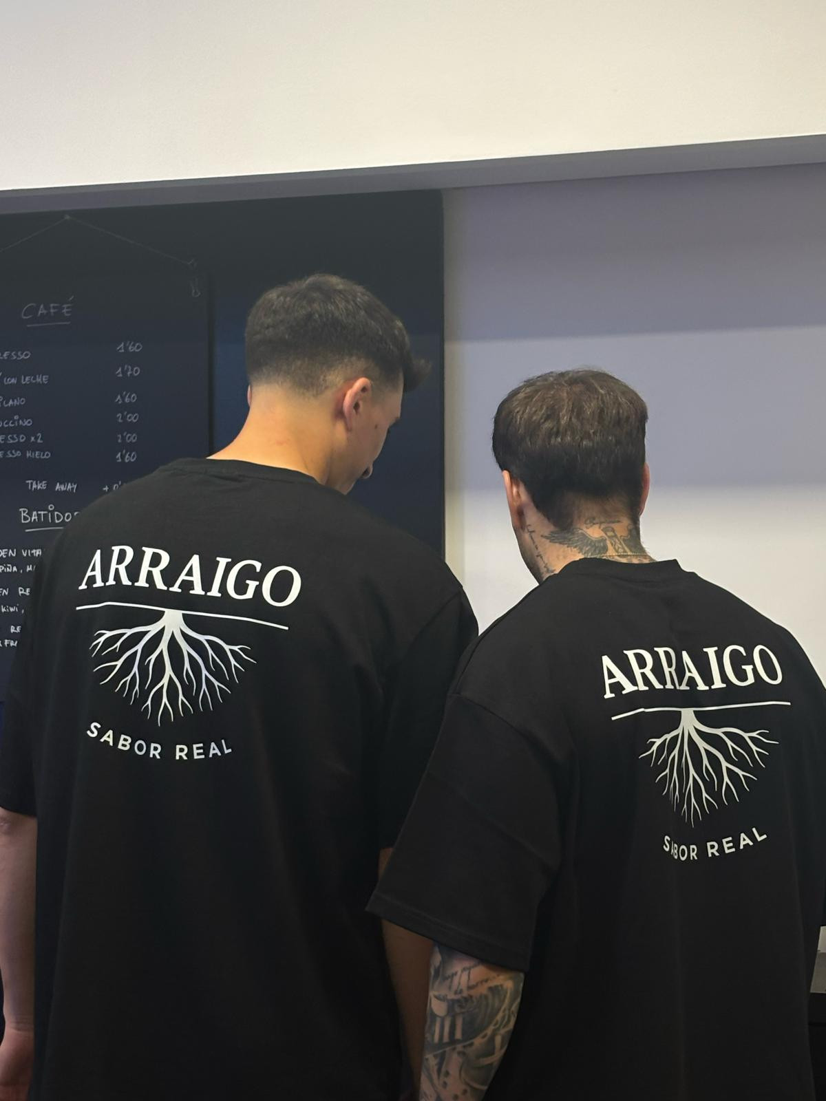 Adriau0301n y Samuel, fundadores de Arraigo Sabor Real, con la camiseta del proyecto