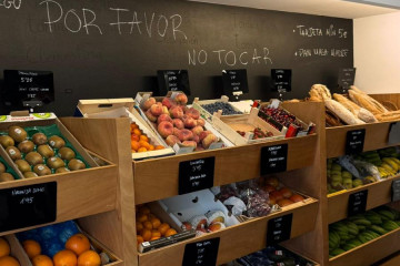 La zona de frutas y verduras frescas, seleccionadas cada día en el mercado de A Coruña