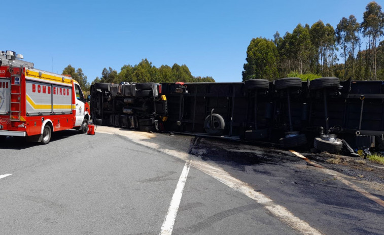 Abierto a la circulación el tramo cerrado de la A-6 tras volcar un camión que transportaba 40 toneladas de cerveza