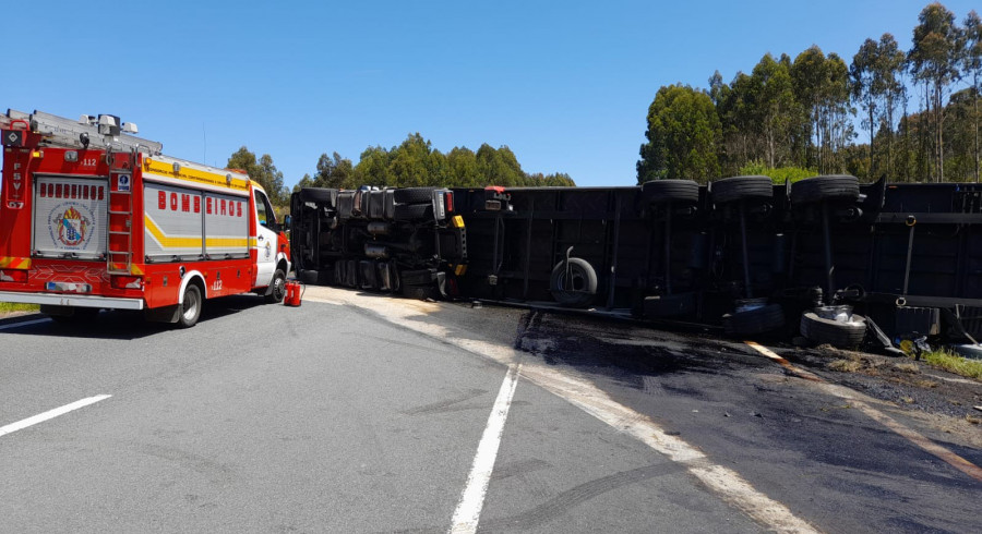 El vuelco de un camión obliga a cortar la A6 en Coirós