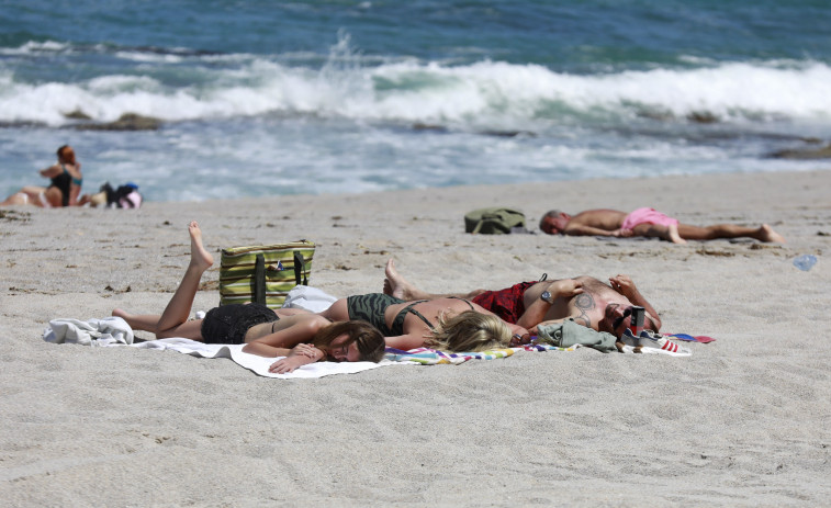 A Coruña regula por primera vez el uso de las playas: prohibidos los altavoces y acceder con perros