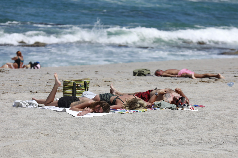 A Coruña regula por primera vez el uso de las playas: prohibidos los altavoces y acceder con perros