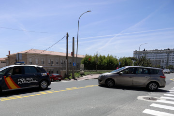 Un turismo pasa por encima de la línea continua para girar a la izquierda en la avenida del Ferrocarril  patricia g. fraga