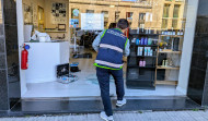 Detenido in fraganti en A Coruña tras destrozar la puerta de una peluquería para robar