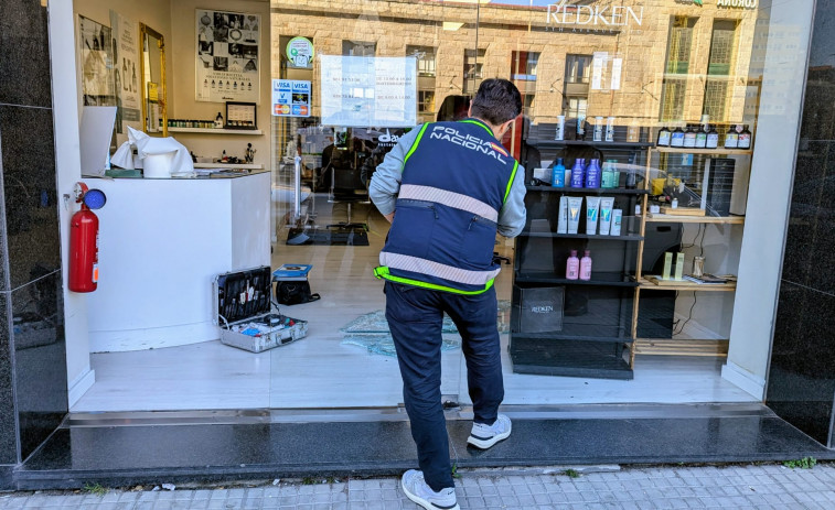 Detenido in fraganti en A Coruña tras destrozar la puerta de una peluquería para robar