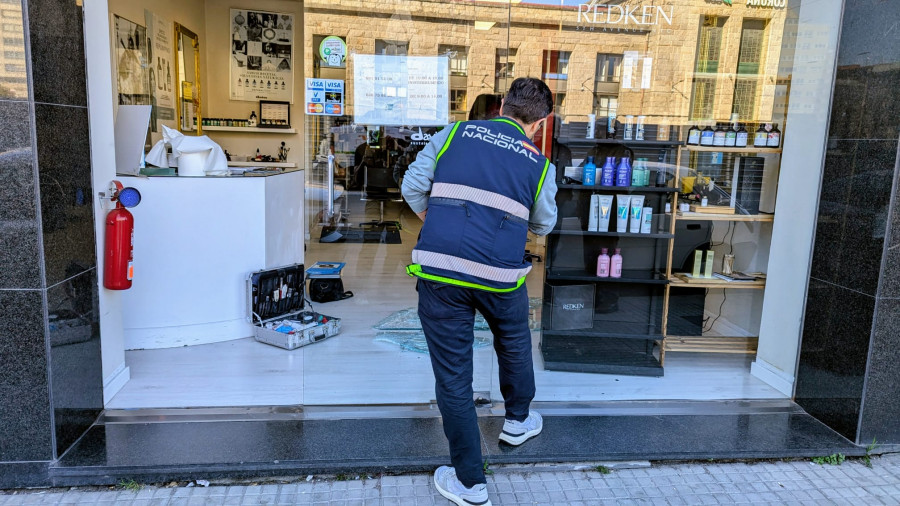 Detenido in fraganti en A Coruña tras destrozar la puerta de una peluquería para robar