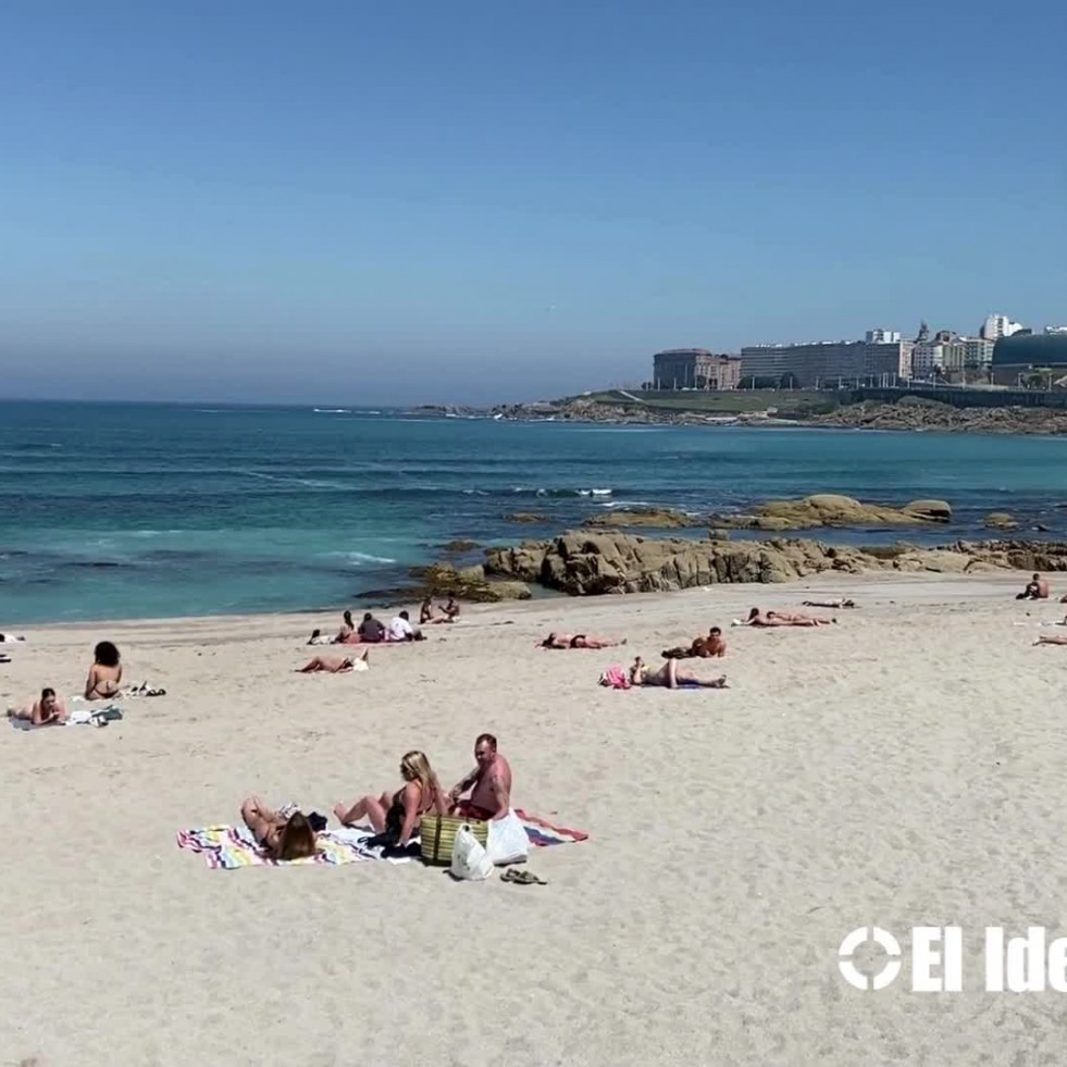 Un jueves de mayo veraniego llena las playas de A Coruña