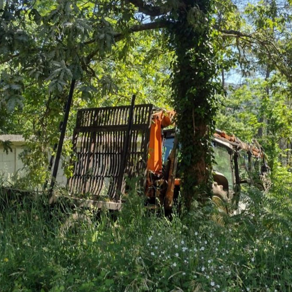 Fallece un operario en Outes tras caerle encima el árbol que talaba