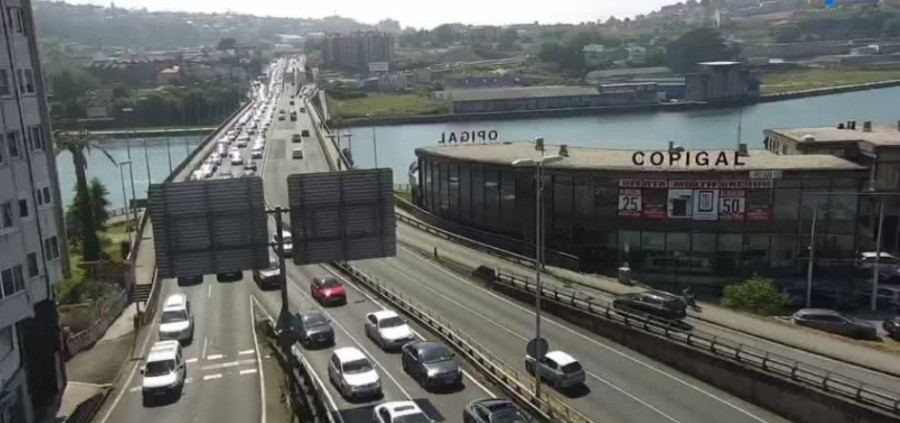 El Puente de A Pasaxe sufre su primer gran atasco a causa del clima veraniego en A Coruña
