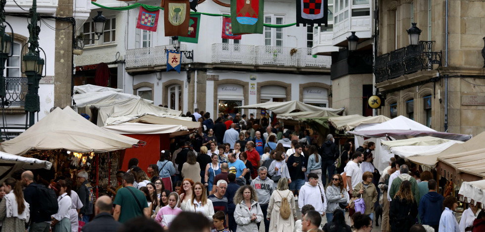 Las solicitudes para vender en la Feira Franca de Betanzos triplican los espacios de los que se dispone