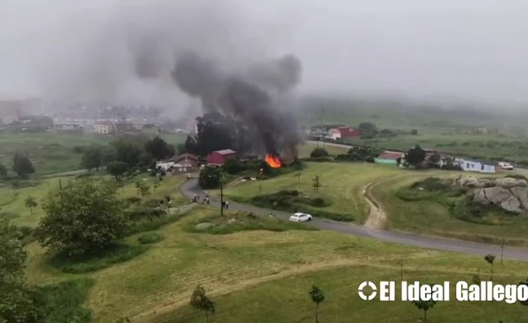 Espectacular incendio en la carretera de los Fuertes tras arder un galpón