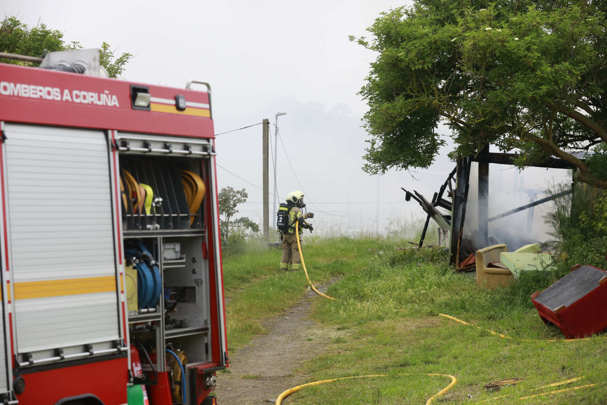 Los Bomberos en un incendio en la carretera de los Fuertes de A Coruña @ Patricia G. Fraga (9)