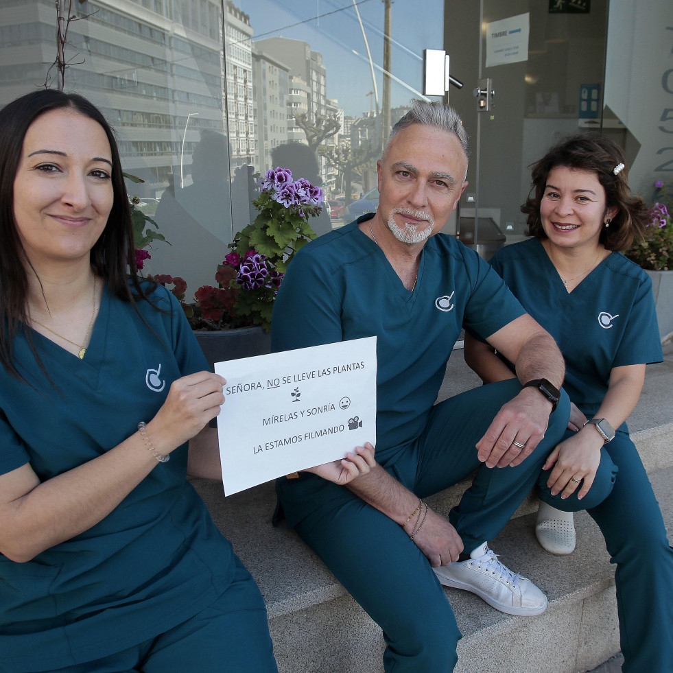 Unas ladronas de avanzada edad ‘siembran’ el pánico en una clínica dental de A Coruña