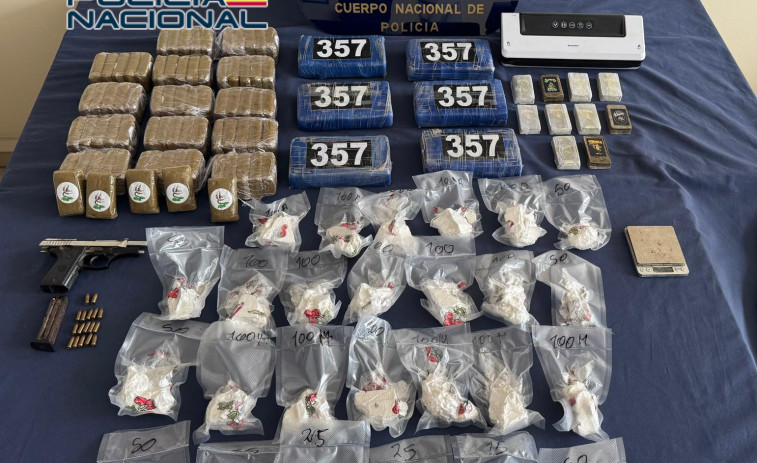 Desalojan a un inquilino moroso en A Coruña y descubren un alijo de 16 kilos de droga