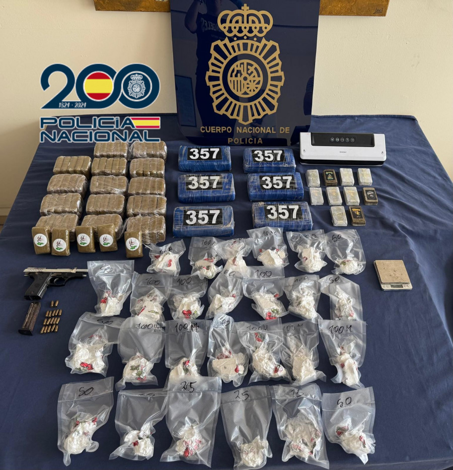 Desalojan a un inquilino moroso en A Coruña y descubren un alijo de 16 kilos de droga