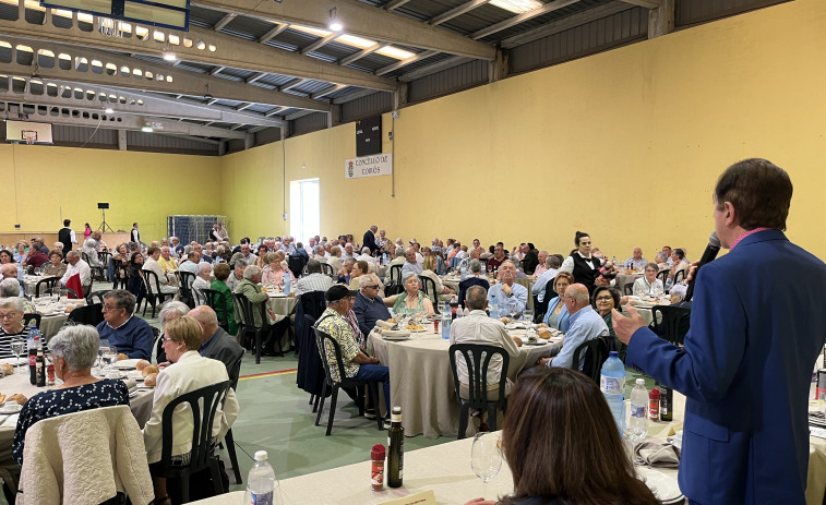 Unos 300 vecinos asisten a la Fiesta del Pensionista de Coirós