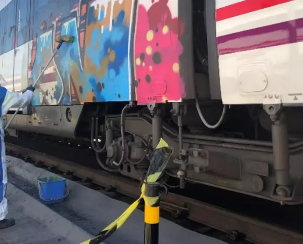 Operarios renfe limpieza grafitis
