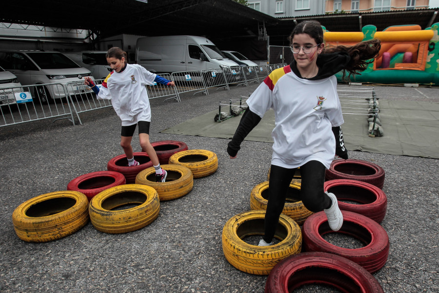 Cerca de 150 niños invaden la Ciudad Vieja de A Coruña en el Día de las Fuerzas Armadas