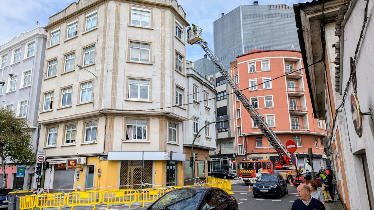 Desprendimientos en un edificio de Pla y Cancela en A Coruu00f1a