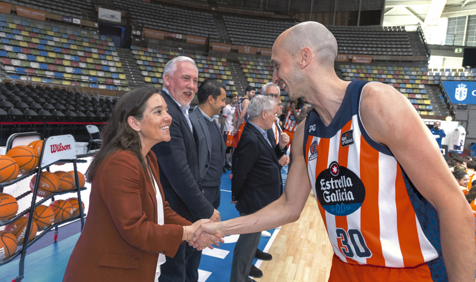 Inés Rey saluda a Álex Hernández, capitán del Básquet Coruña, junto a Pablo de Amallo, presidente de la entidad   Andy Pérez