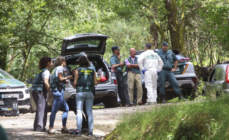 Hallan dos cadáveres calcinados dentro de un coche en Campo Lameiro