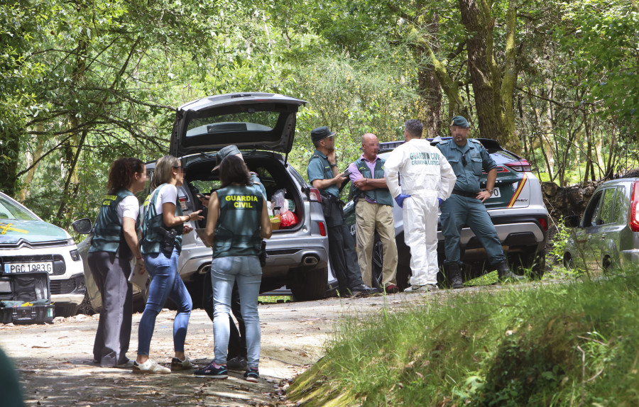 Hallan dos cadáveres calcinados dentro de un coche en Campo Lameiro