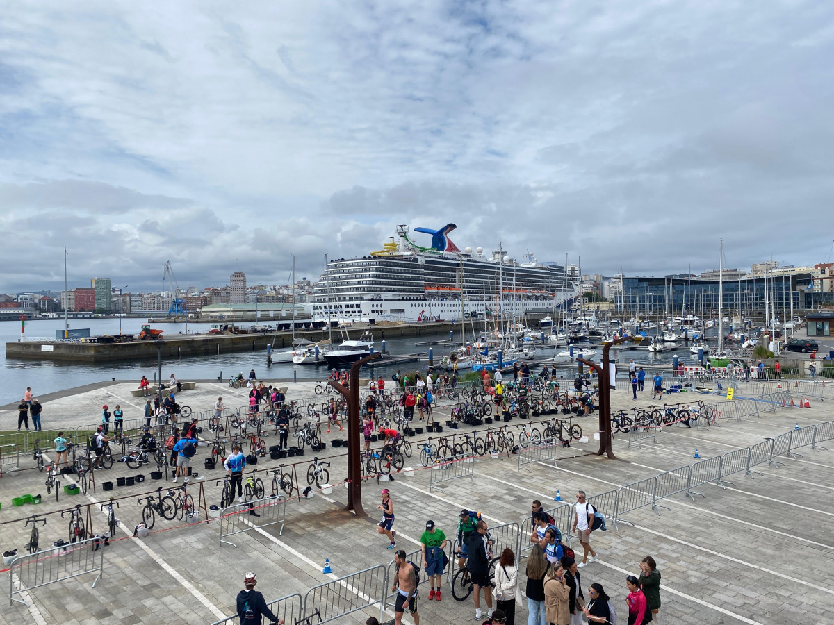 Crucero en A Coruu00f1a con la carrera de triatlu00f3n