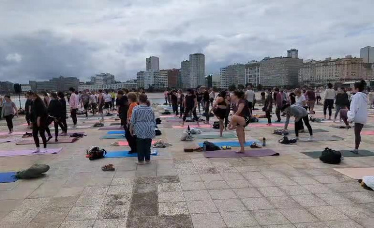 Casi 200 personas saludan al sol en la explanada de Las Esclavas en A Coruña