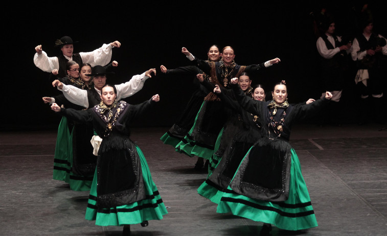 El Palacio de la Ópera se vistió de tradición para acoger el Concurso de Baile Xacarandaina