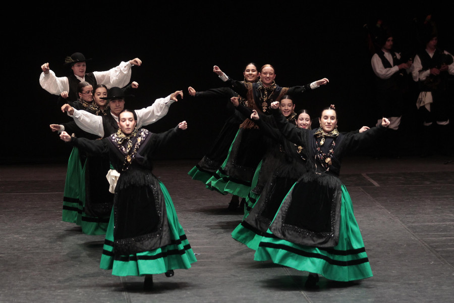 El Palacio de la Ópera se vistió de tradición para acoger el Concurso de Baile Xacarandaina