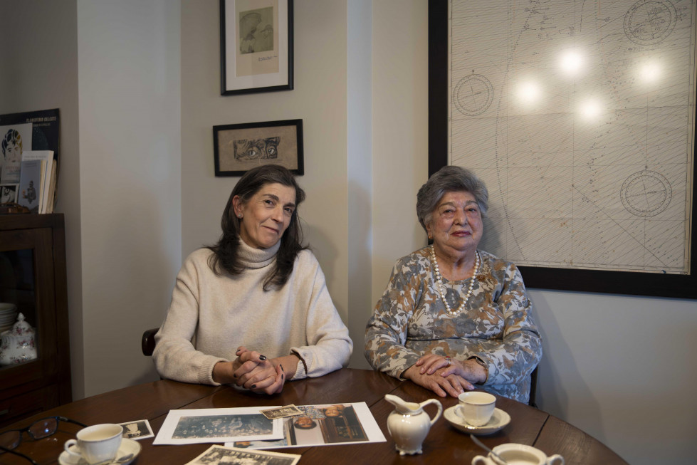 Marisa Castiñeiras y Marisa García Couto, hija y nieta de María Antonia Couto @Carlota Blanco