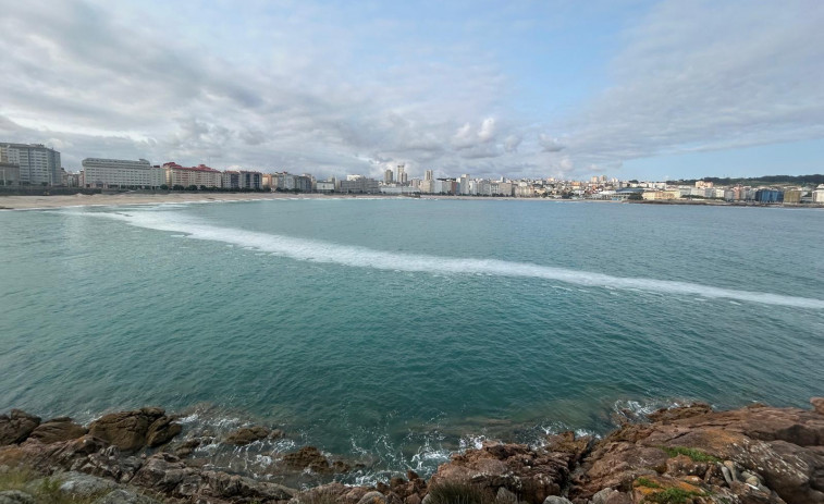 Una extraña y gran mancha blanca en las aguas de A Coruña
