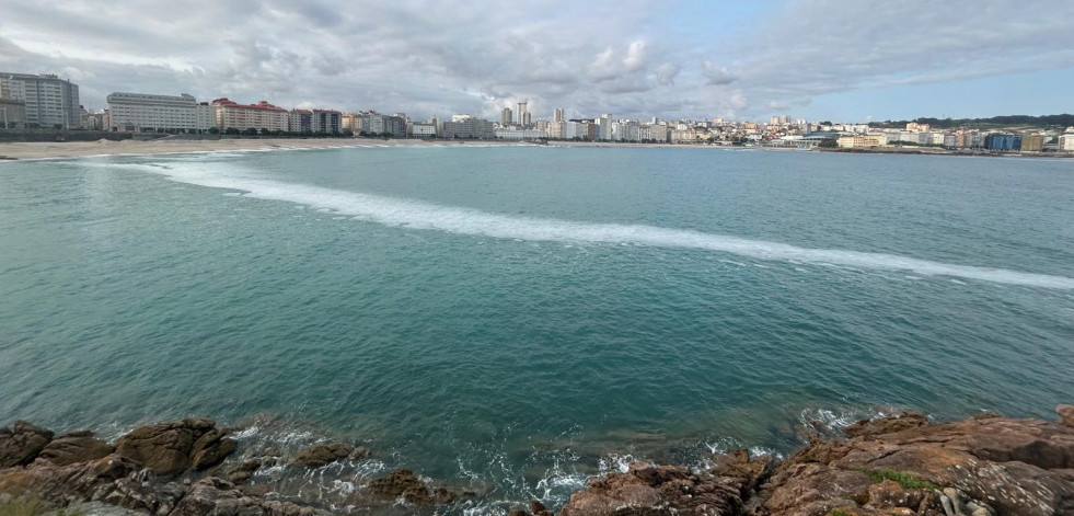 Una extraña y gran mancha blanca en las aguas de A Coruña