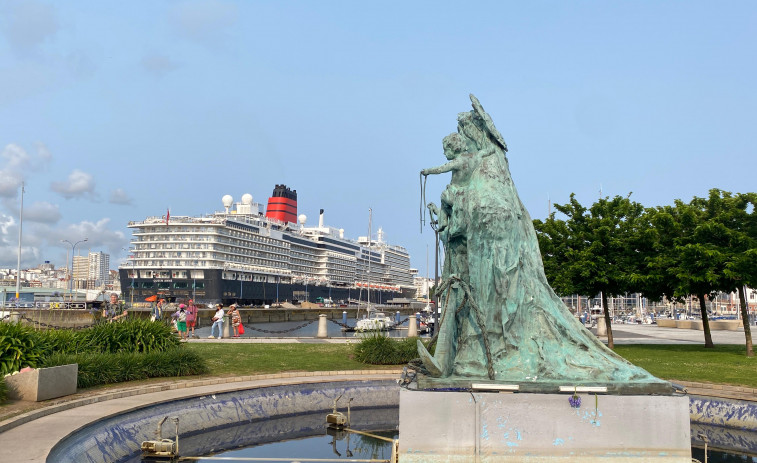 El 'Queen Anne' trae el lujo británico al puerto de A Coruña