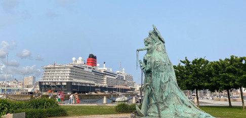 El 'Queen Anne' trae el lujo británico al puerto de A Coruña