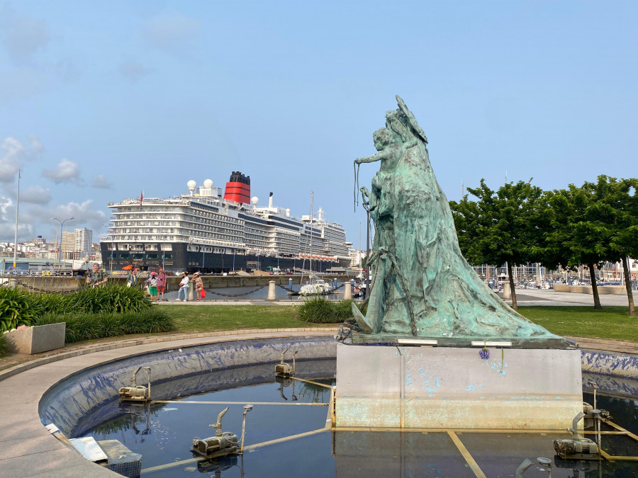 El 'Queen Anne' trae el lujo británico al puerto de A Coruña