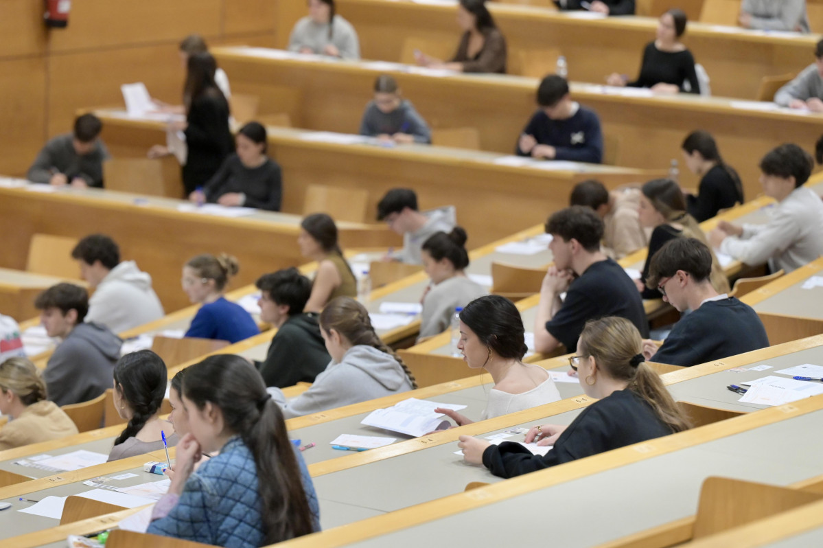 Alumnos en el examen de Selectividad en A Coruu00f1a @ Javier Alboru00e9s